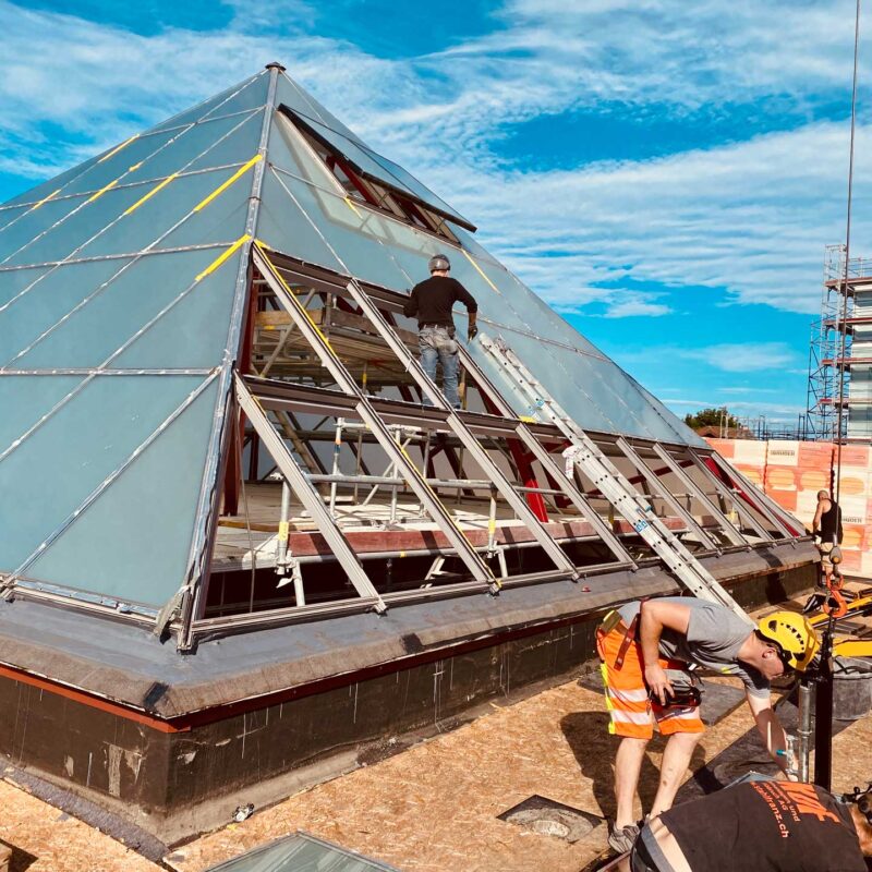 Fachgerechte Demontage der Glasfassade einer Pyramidenstruktur durch die KOF AG